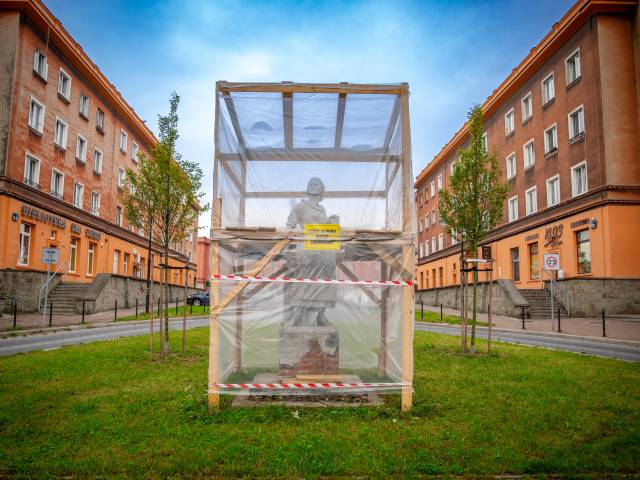 Murarka zyska nowy blask – ruszył remont zabytkowej rzeźby na osiedlu A