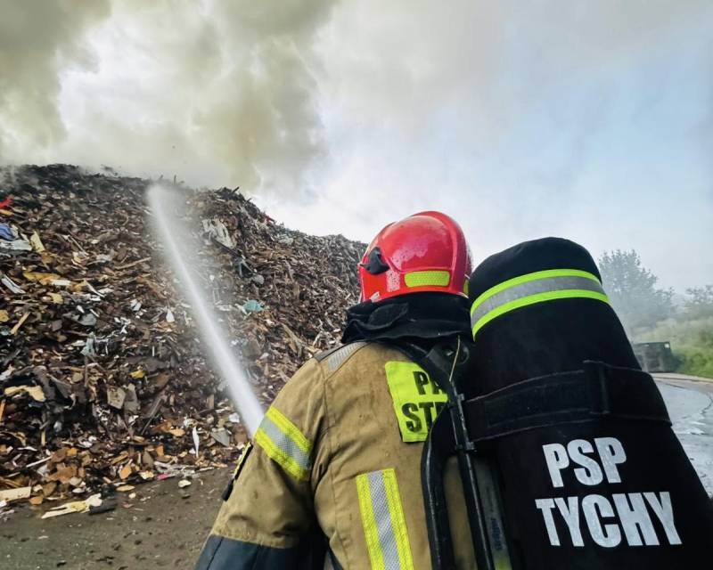 Pożar materiałów na placu przetwarzania odpadów gabarytowych