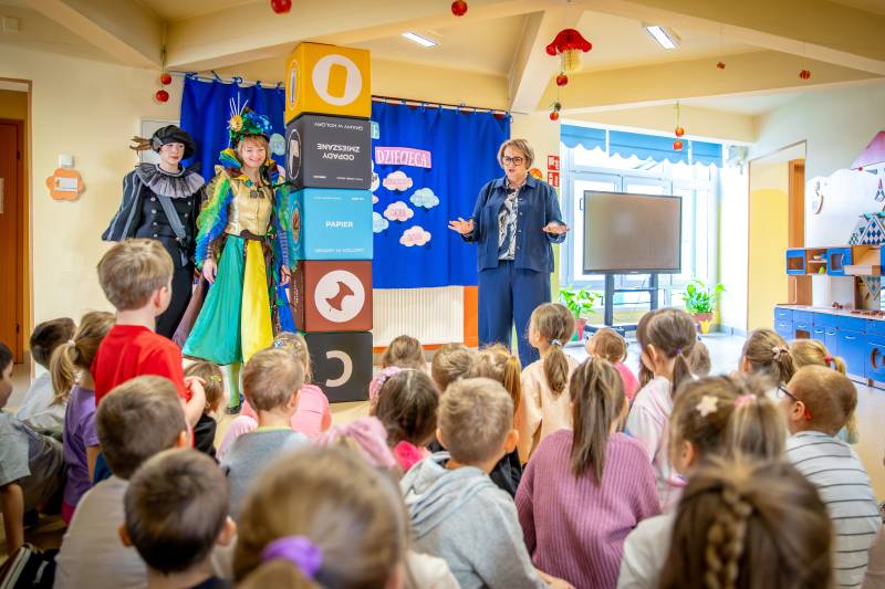 Kolorowe Królestwo wraca do przedszkoli. Dzieci uczą się segregacji przez zabawę