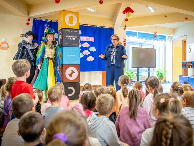 "Kolorowe Królestwo" wraca do przedszkoli. Dzieci uczą się segregacji przez zabawę