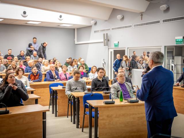 Spotkanie z mieszkańcami w sprawie lodowiska i koncepcji basenów otwartych
