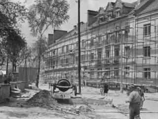 Osiedle B ul. Stefana Batorego 72–82 ul. Bolesława Bieruta 72–82, ok. 1959. Fot. Stanisław Kasperowicz. Zbiory Muzeum Miejskiego w Tychach