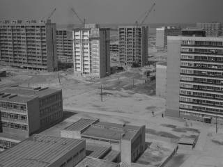 Osiedle D: szkoła i bloki, ok. 1972. Fot. Andrzej Czyżewski. Zbiory Muzeum Miejskiego w Tychach