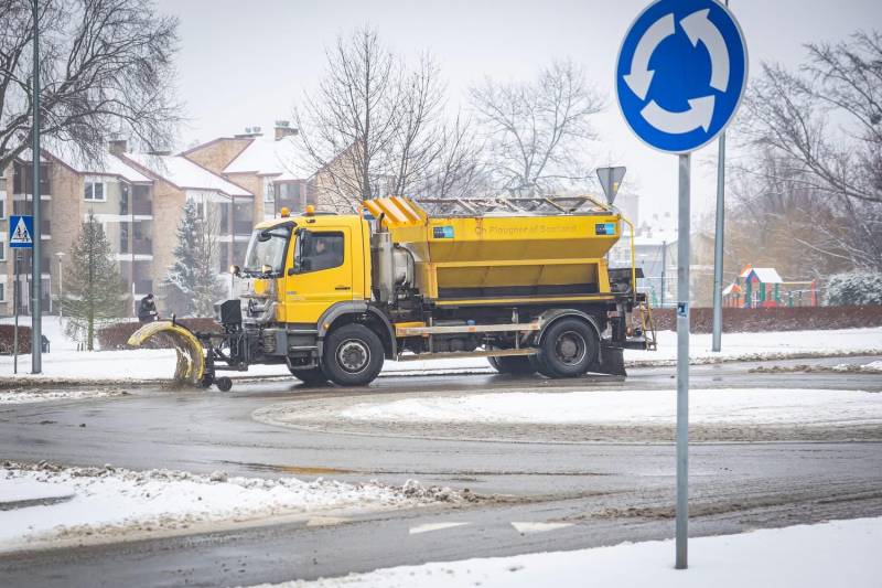 Trudne warunki na drogach i chodnikach