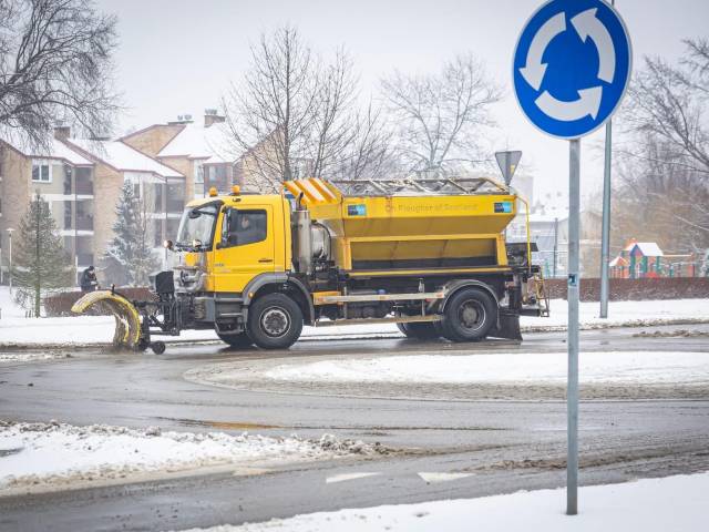 Trudne warunki na drogach i chodnikach
