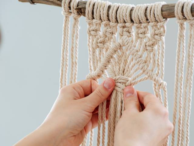 Makramowa dekoracja na ścianę