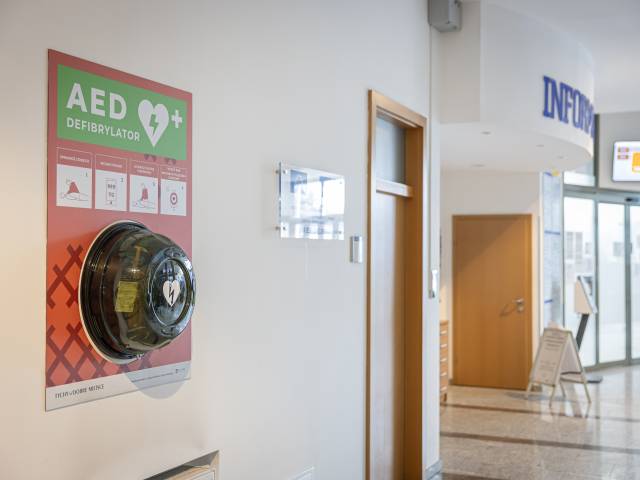 AED, Centrum Balbina, Ul. Barona 30, Wewnętrzny, parter przy wejściu głównym