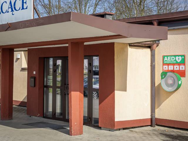 AED, I Liceum Ogólnokształcącego im. Leona Kruczkowskiego, Ul. Korczaka 6, Zewnętrzny, przy wejściu głównym