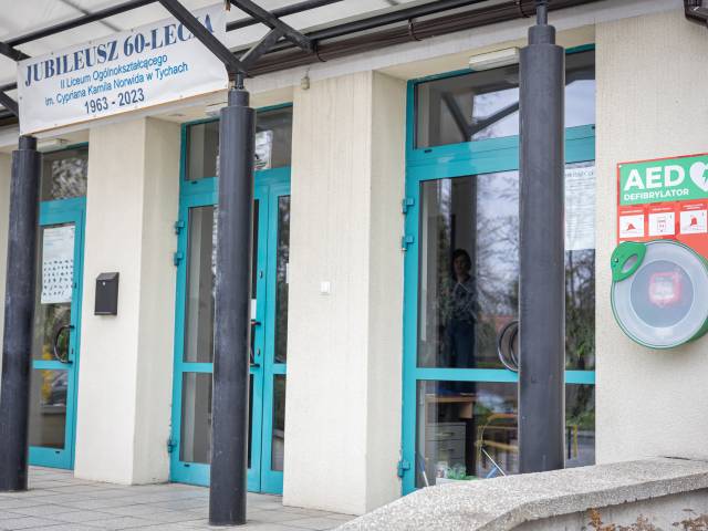 AED, II Liceum Ogólnokształcącego z Oddziałami Integracyjnymi im. C. K. Norwida, Ul. Norwida 40, Zewnętrzny, przy wejściu główny