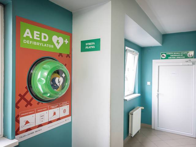 AED, Kryta Pływalnia, ul Edukacji 9, piętro przy kasie