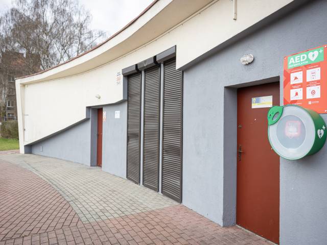 AED, Obiekt przy Ul. Brzozowej 2, Zewnętrzny, przy wejściu głównym