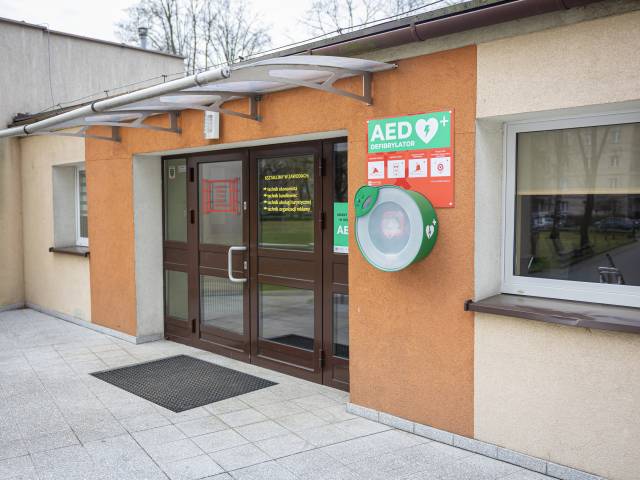 AED, Technikum nr 2, Ul. Elfów 9, Zewnętrzny, przy wejściu głównym