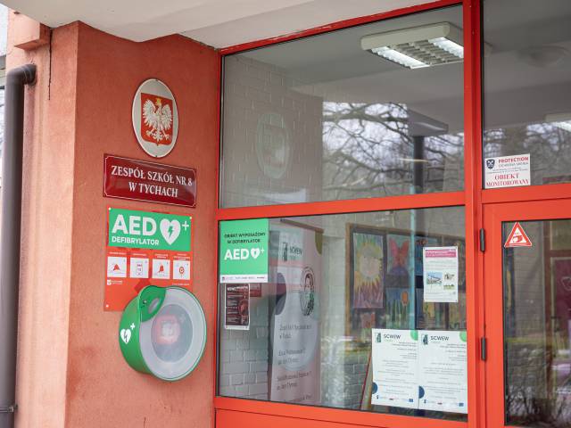 AED, Zespół Szkół Specjalnych nr 8, Ul. Edukacji 21, Zewnętrzny, przy wejściu głównym