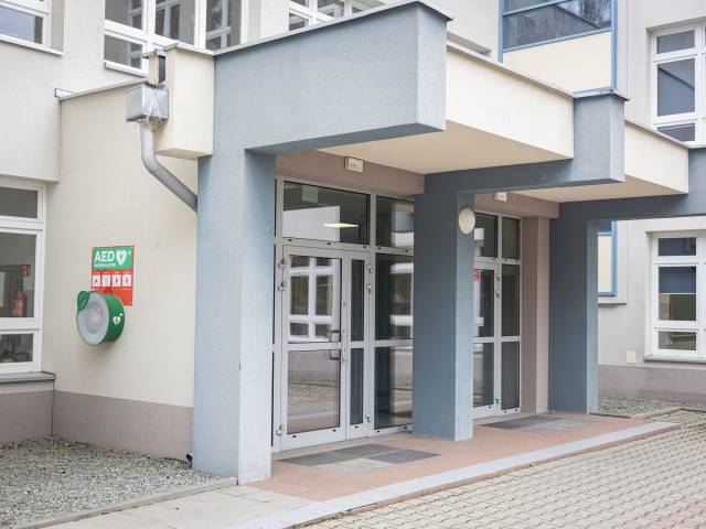 AED, Zespołu Szkół nr 1 im. Gustawa Morcinka, Ul. Wejchertów 20, Zewnętrzny, przy do budynku od lewej strony
