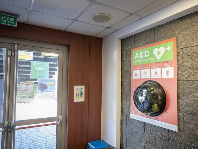 AED, Stadion Zimowy, ul. de Gaulle’a 2, wewnętrzny, przy wejściu głównym