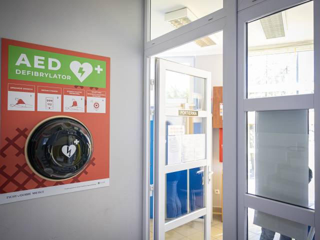 AED, Kompleks Sportowy Paprocany, ul. Sikorskiego 110, wewnętrzny, budynek administracyjny