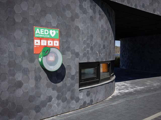 AED, Przystań Żeglarska w Paprocanach Ul. Parkowa 17, Zewnętrzny, w części ogólnodostępnej przy wejściu