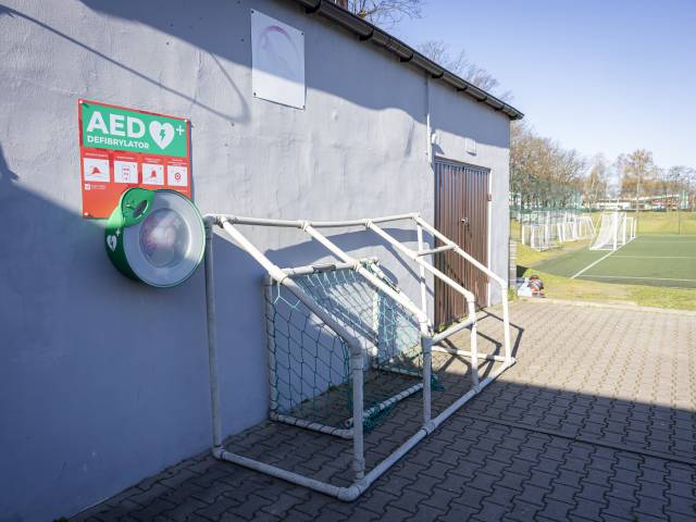 AED, Zespół Boisk Piłkarskich, Ul. Andersa 22, Zewnętrzny, na budynku zaplecza sportowego