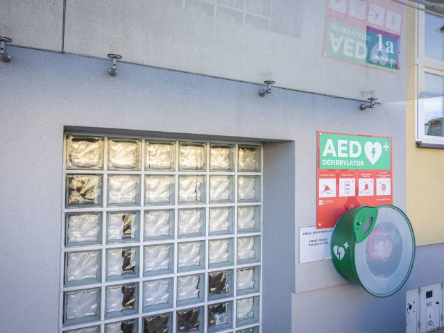 AED, Zespół Szkół nr 7, Ul. Browarowa 1a, Zewnętrzny, przy wejściu głównym