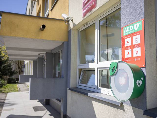 AED, Zespołu Szkół nr 4 im. J. Groszkowskiego, Al. Bielska 100, Zewnętrzny, przy wejściu głównym