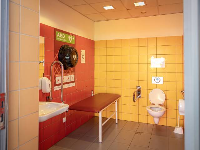 AED, Ośrodek Wypoczynkowy Paprocany Ul. Parkowa 17, Wewnętrzny, w budynku, gdzie znajdują się toalety publiczne