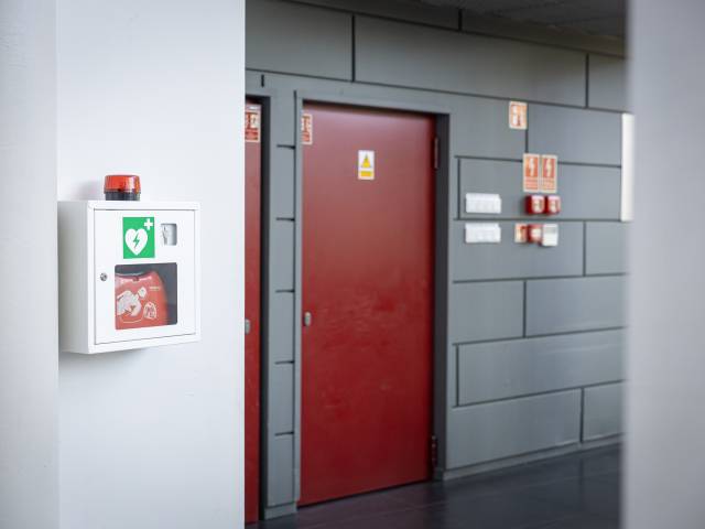 AED, Mediateka,  Al. Piłsudskiego 16, Wewnętrzny, przy stanowisku ochrony