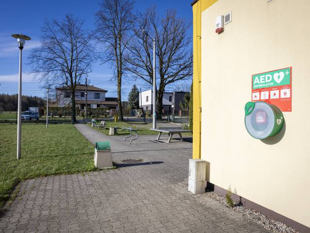 AED, MCK Filia Wilkowyje, Ul. Szkolna 94, Zewnętrzny, przy wejściu głównym