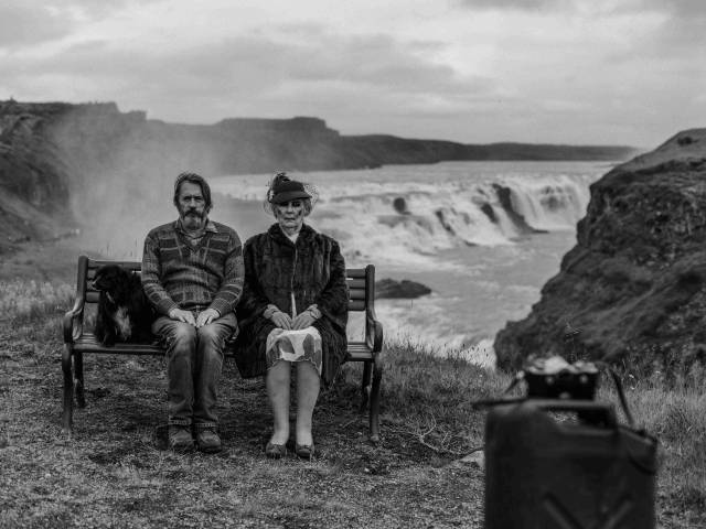 „Matka siedzi z tyłu” (2022)