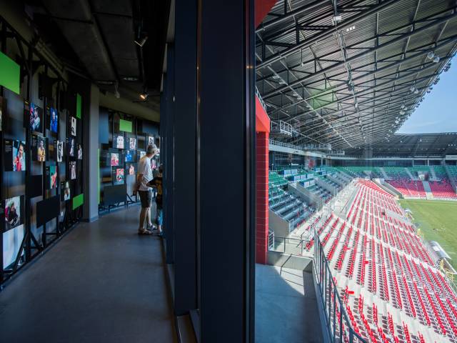 Stadion Miejski i Tyska Galeria Sportu wieczorową porą