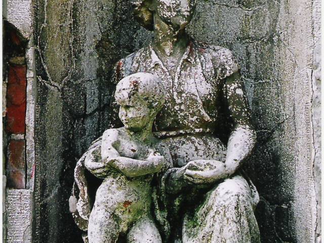 Скульптура матері з дитиною
